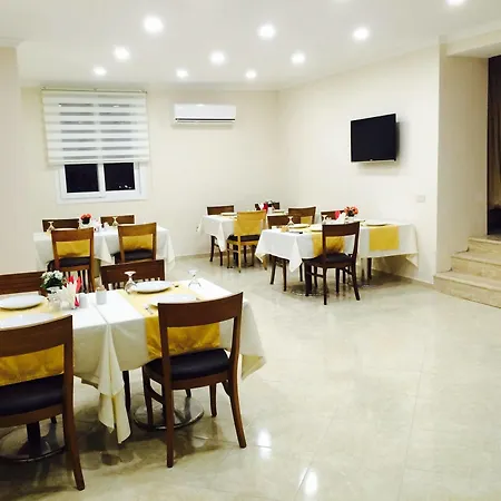 فندق مبيت وإفطار The Life Center 3*